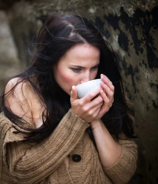 Kadın dışarıda çay içiyor. — Stok fotoğraf