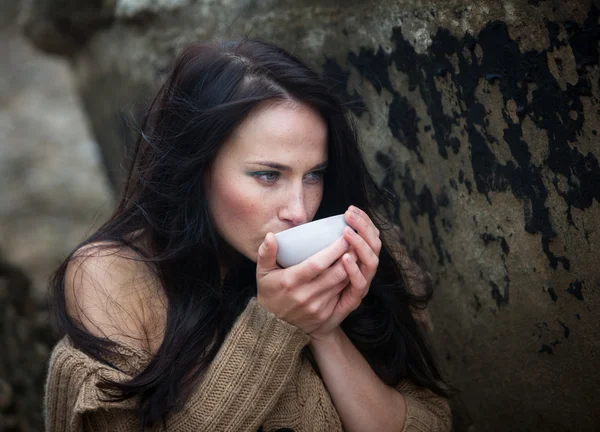 Mujer bebiendo té al aire libre — Foto de Stock