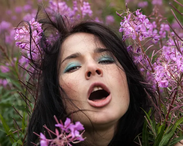 Çiçeklerin arasında güzel bir kız — Stok fotoğraf