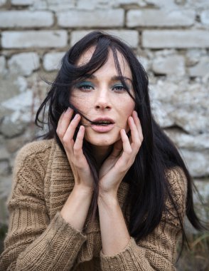 eski tuğla duvara karşı kızı