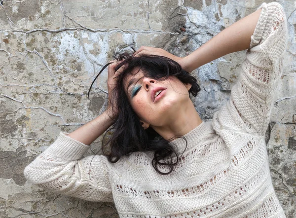 Menina contra parede de concreto velho — Fotografia de Stock