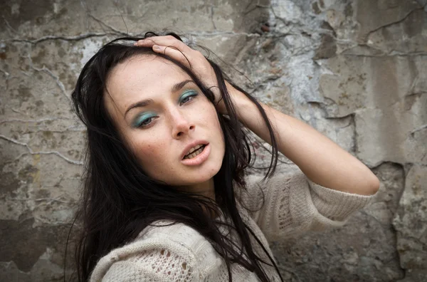 Girl against old concrete wall — Stock Photo, Image