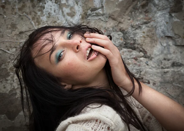 Fille contre vieux mur de béton — Photo