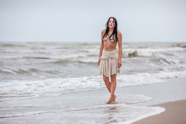 soğuk deniz dalgaları seminude kadın