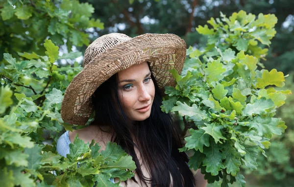 Belle femme dans la forêt — Photo