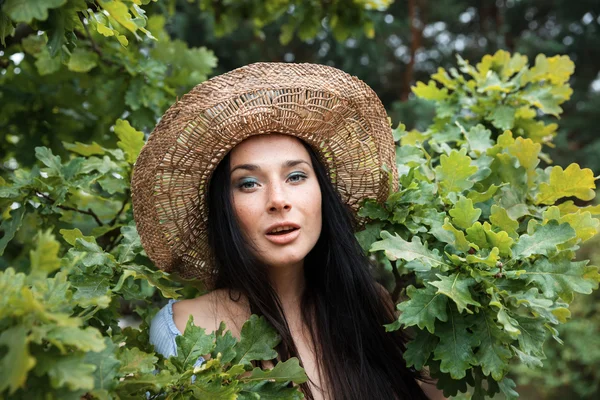 Schöne Frau im Wald — Stockfoto