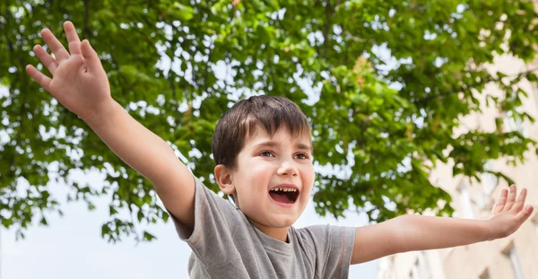 Щасливий маленький хлопчик посміхається — стокове фото