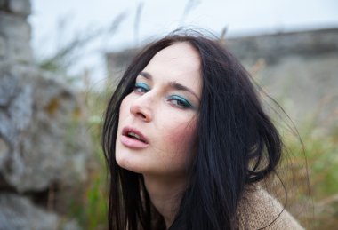  arka plan doğa ve eski beton duvara karşı kızı