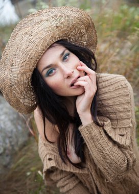 Hasır şapkalı kız.