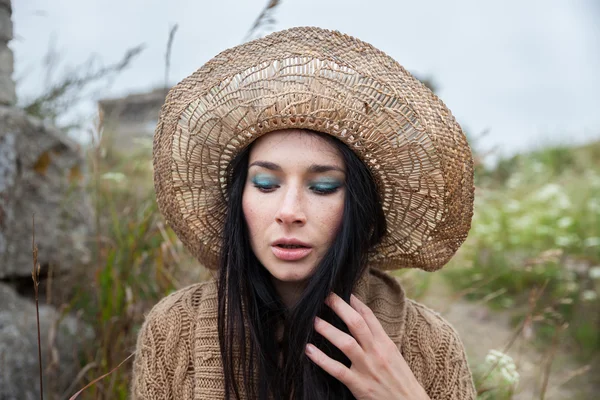 Fille sur fond de nature et vieux mur de béton — Photo