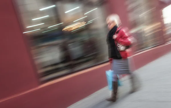 Vrouw die op straat loopt — Stockfoto