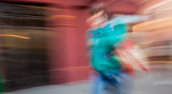 Jovem falando em um telefone celular — Fotografia de Stock