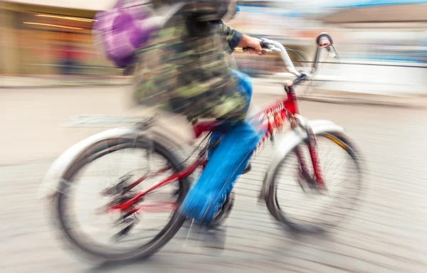 Kerékpáros a forgalom a város útszakaszon — Stock Fotó