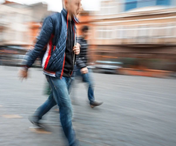 Grupp ungdomar som skynda sig om sin verksamhet — Stockfoto