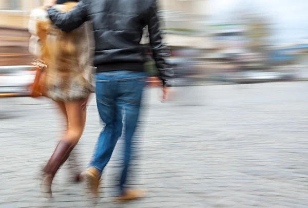 Jonge man en vrouw lopen door de straat — Stockfoto