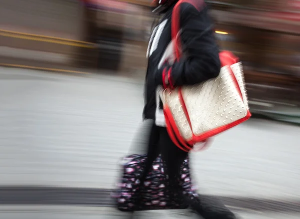 Frau läuft auf der Straße — Stockfoto