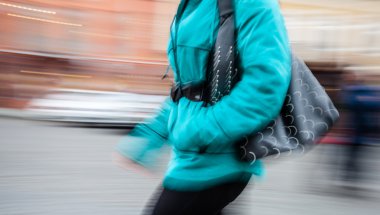 sokakta yürürken Bitirim adlı genç bir kadın