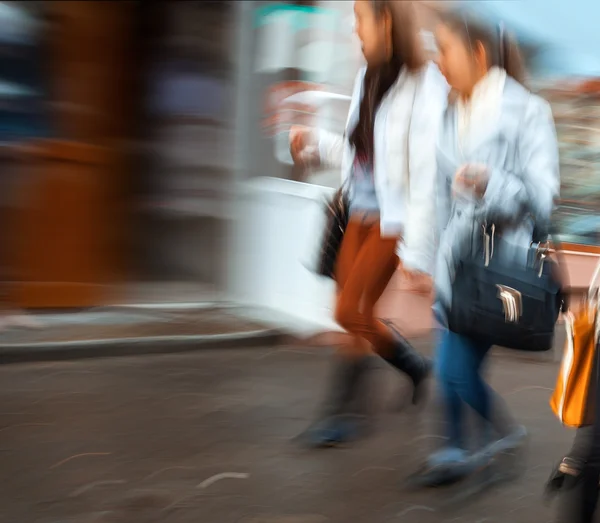 Skupina mladých lidí spěchajících o jejich podnikání — Stock fotografie