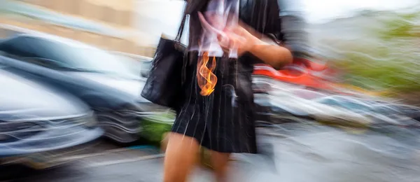 Абстрактный образ женщины, идущей по улице — стоковое фото