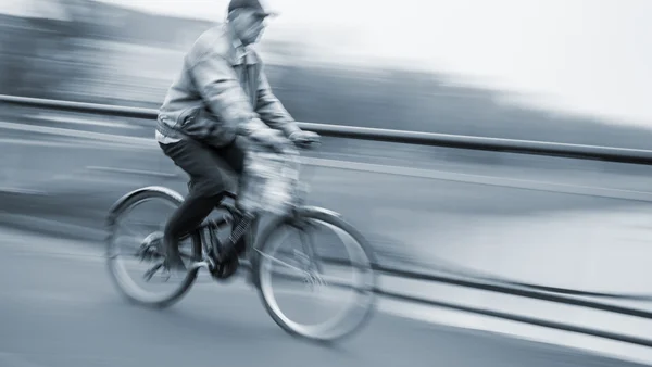 Abstrakt bild av cyklist på staden vägbanan — Stockfoto