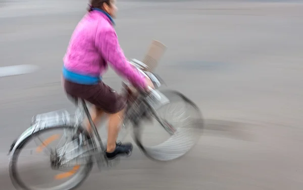 Cycliste dans la circulation sur la route de la ville — Photo