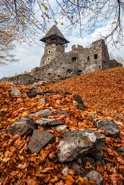 Stary zamek w jesień las — Zdjęcie stockowe