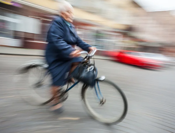Frau fährt mit Fahrrad durch die Straßen — Stockfoto