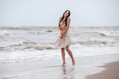 soğuk deniz dalgaları seminude kadın