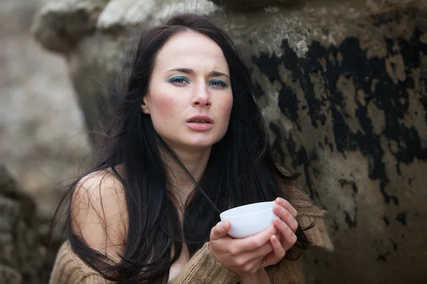 Woman drinking tea outdoors — Stock Photo, Image