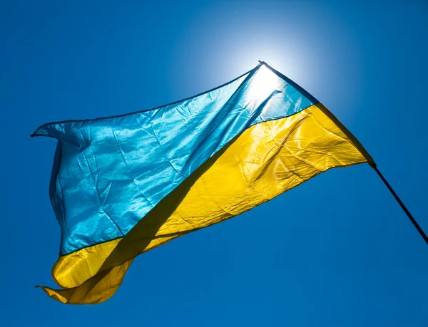 乌克兰国旗在风中飘扬 — 图库照片