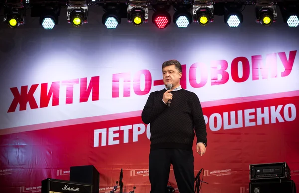 Ukrainian presidential candidate Petro Poroshenko speaks at elec — Stock Photo, Image