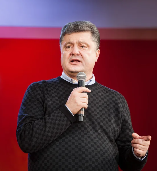 Ukrainian presidential candidate Petro Poroshenko speaks at elec — Stock Photo, Image