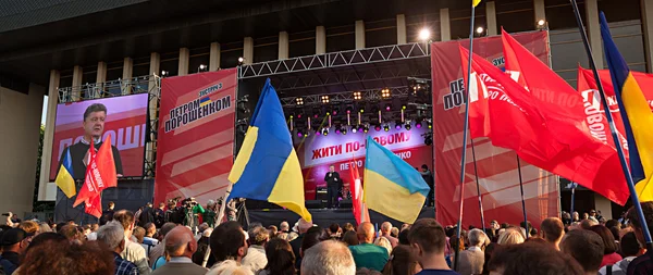 Presidential candidate Petro Poroshenko speaks at election meeti — Stock Photo, Image