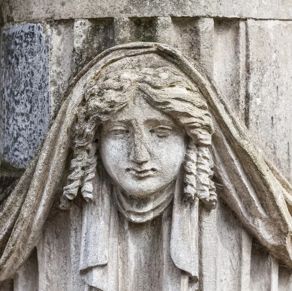 Estatua en la tumba en el antiguo cementerio — Foto de Stock