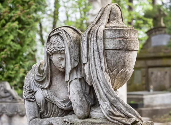 Estatua en la tumba en el antiguo cementerio —  Fotos de Stock