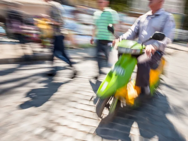 Oude fietser met een motorfiets — Stockfoto