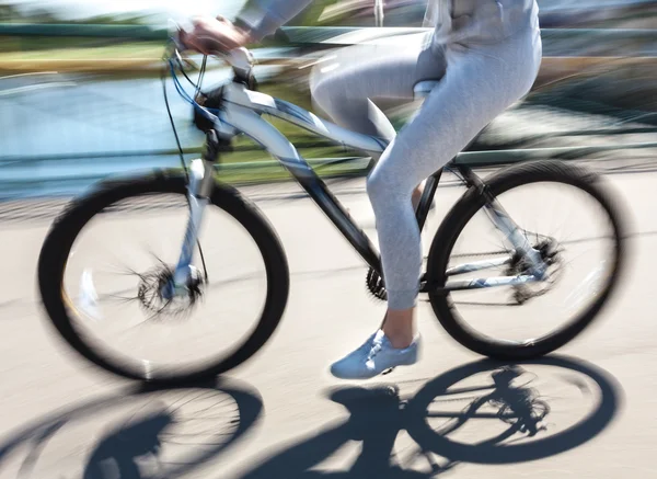 Велосипедист в движении по городской дороге — стоковое фото