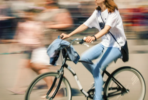 交通在城市道路上的自行车手 — 图库照片