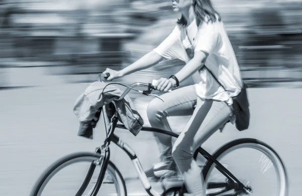 Cyklist i trafiken på stadens vägbanan — Stockfoto