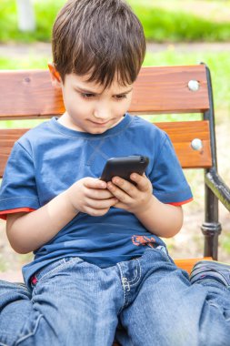 küçük çocuk ile smartphone