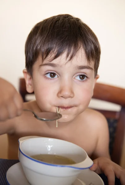 Liten pojke äter — Stockfoto