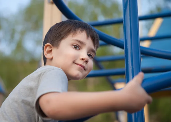 Rapaz a brincar no parque infantil — Fotografia de Stock