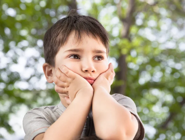 Ragazzino triste che guarda qualcosa — Foto Stock