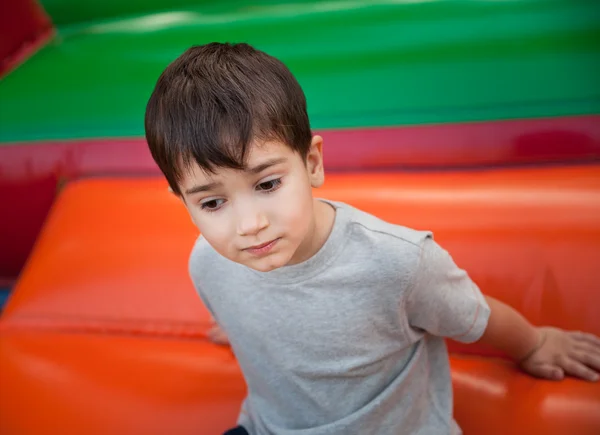 Мальчик на детской площадке — стоковое фото