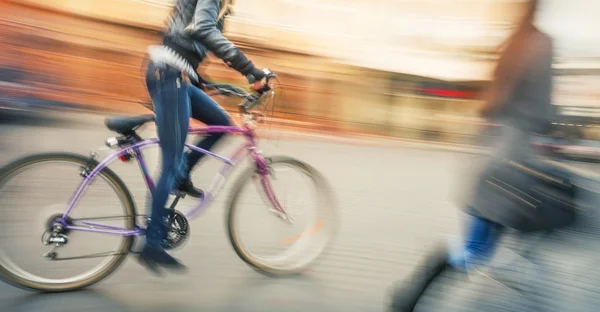 Ciclistas e pedestres na cidade — Fotografia de Stock