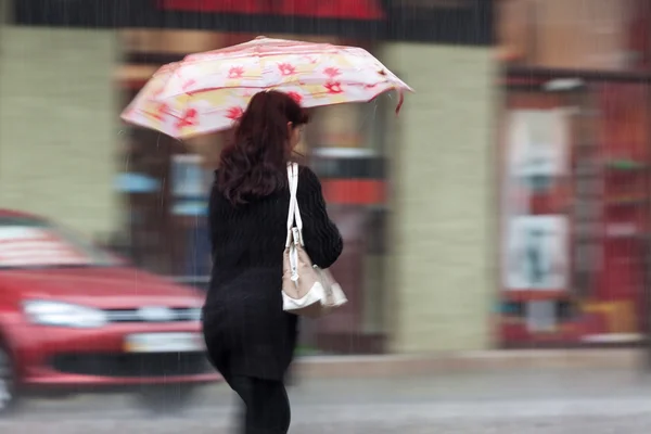 Pessoas andando pela rua em dias chuvosos — Fotografia de Stock