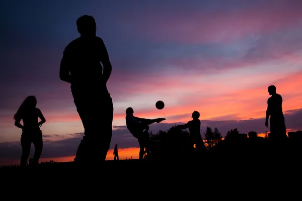 Volleyball bei Sonnenuntergang — Stockfoto