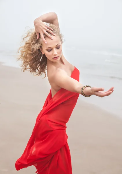 Nackte Frau am Strand bei nebligem Tag — Stockfoto