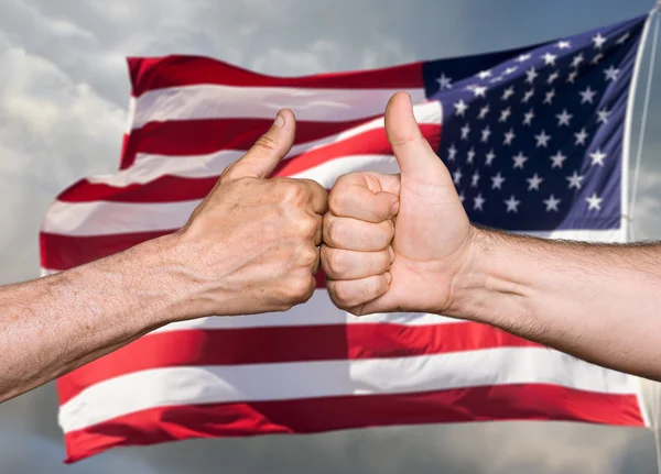 Duimschroef opwaarts teken tegen van usa vlag — Stockfoto