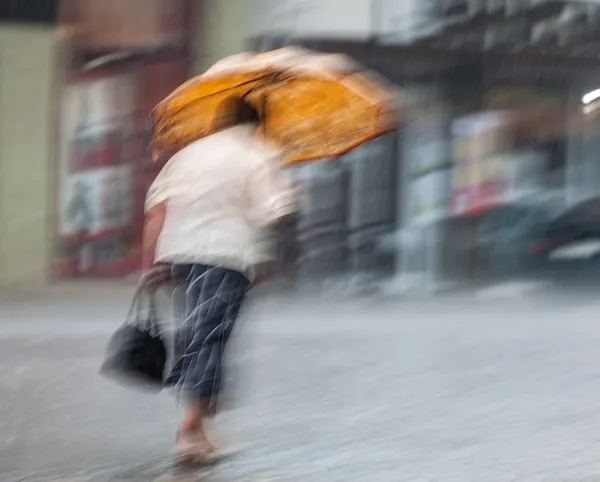 Az emberek az utcán esős napon — Stock Fotó